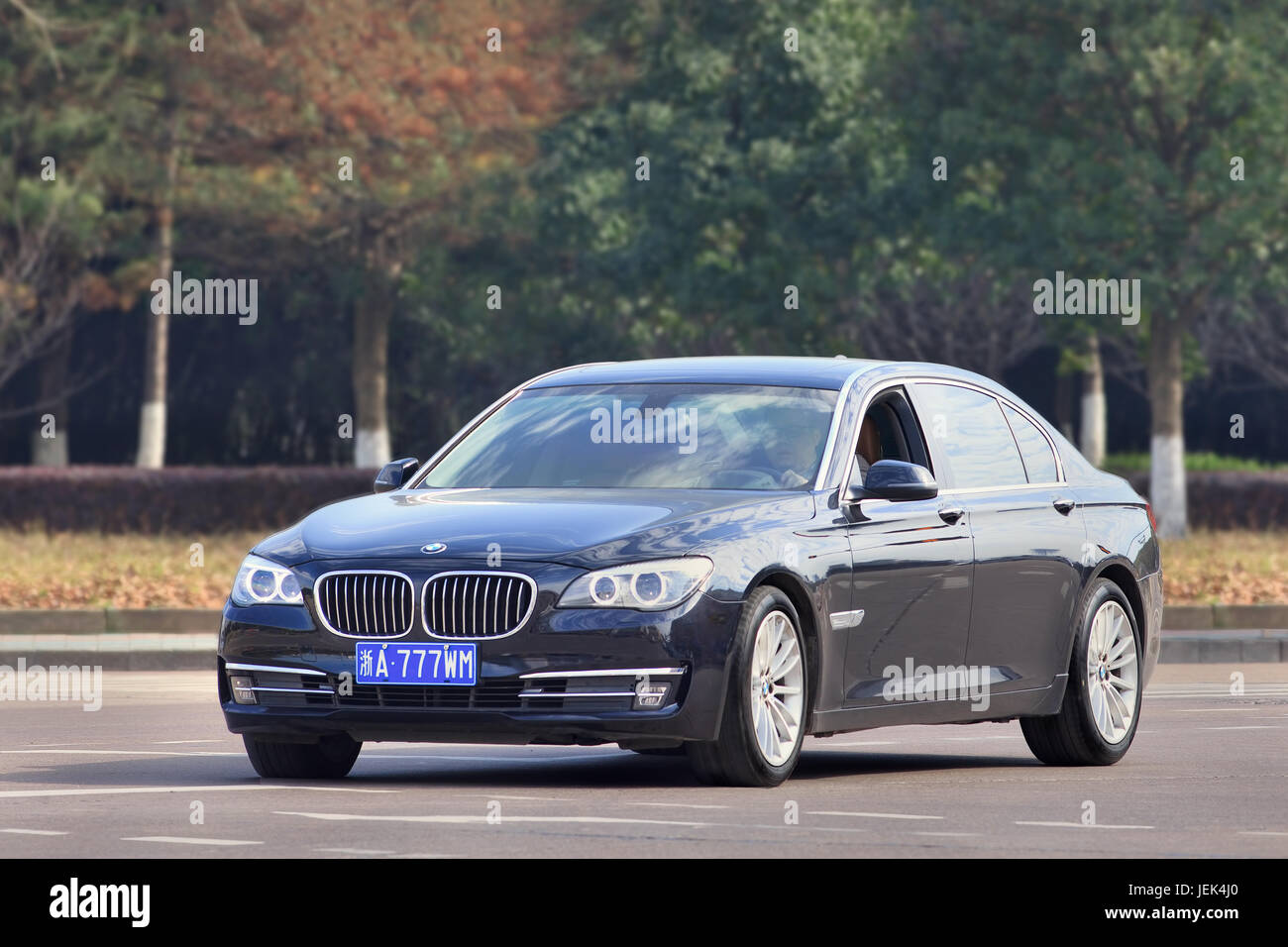 BMW 5er L auf der Straße. BMW-Vertrieb wird durch Verdrängungswettbewerb betroffen sein, Verlangsamung der chinesischen Wirtschaft und Regierung Durchgreifen auf auffällige Ausgaben Stockfoto