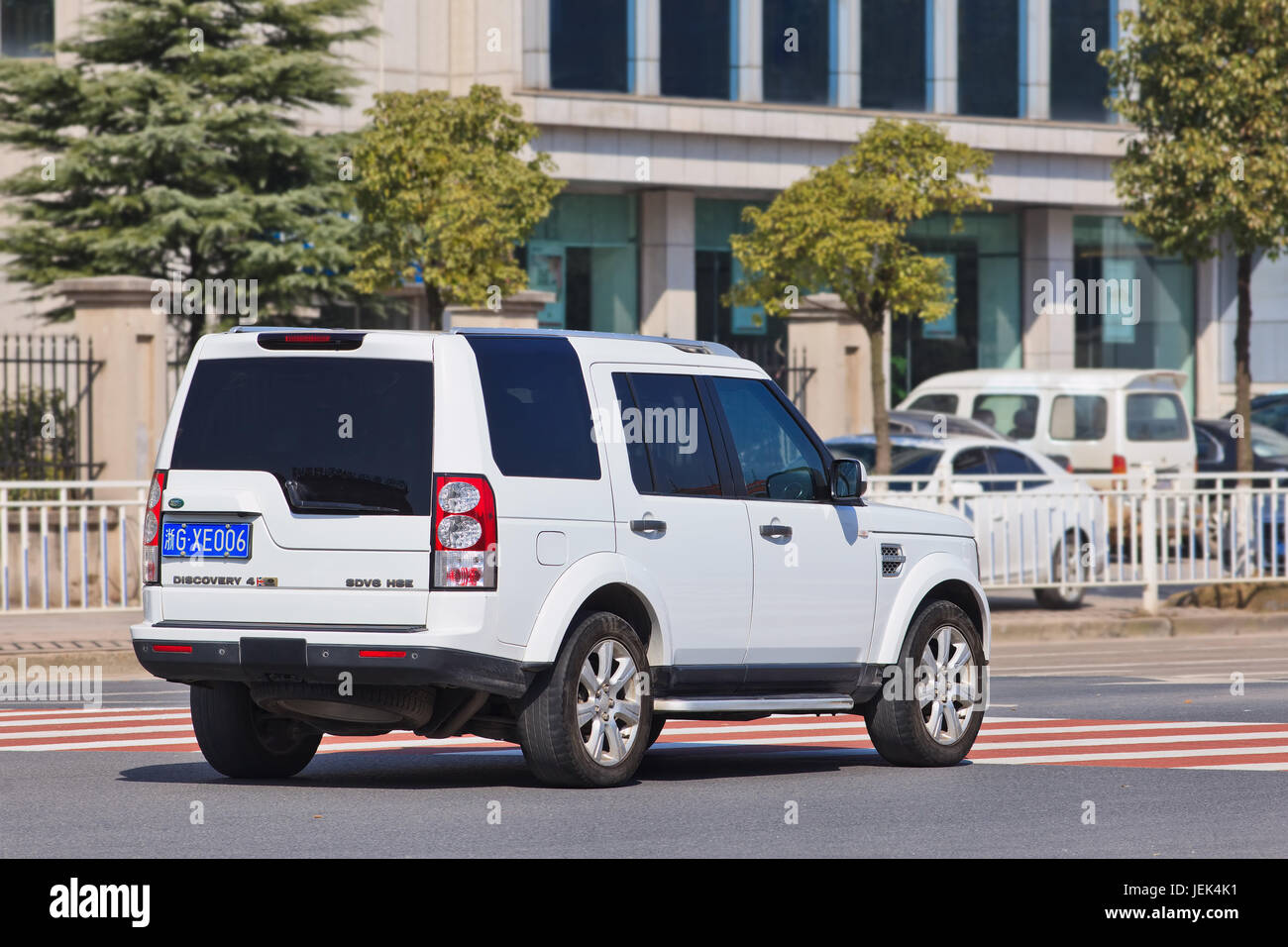 Weiß Range Rover Discovery. Jaguar Land Rover Verkäufe haben 23% in Großbritannien, 35% in Europa und 28% in Nordamerika. Stockfoto