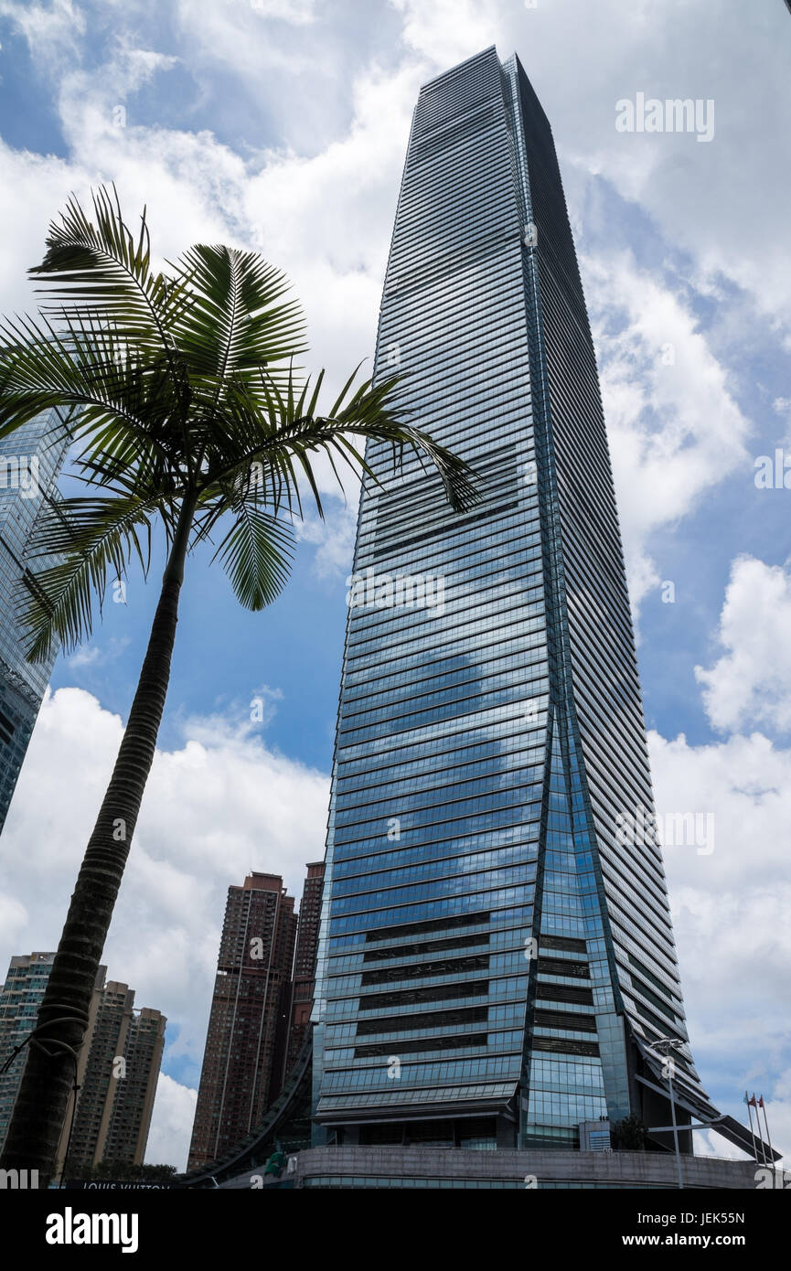 International Commerce Centre (ICC) Tower in Hongkong, Palme im Vordergrund Stockfoto
