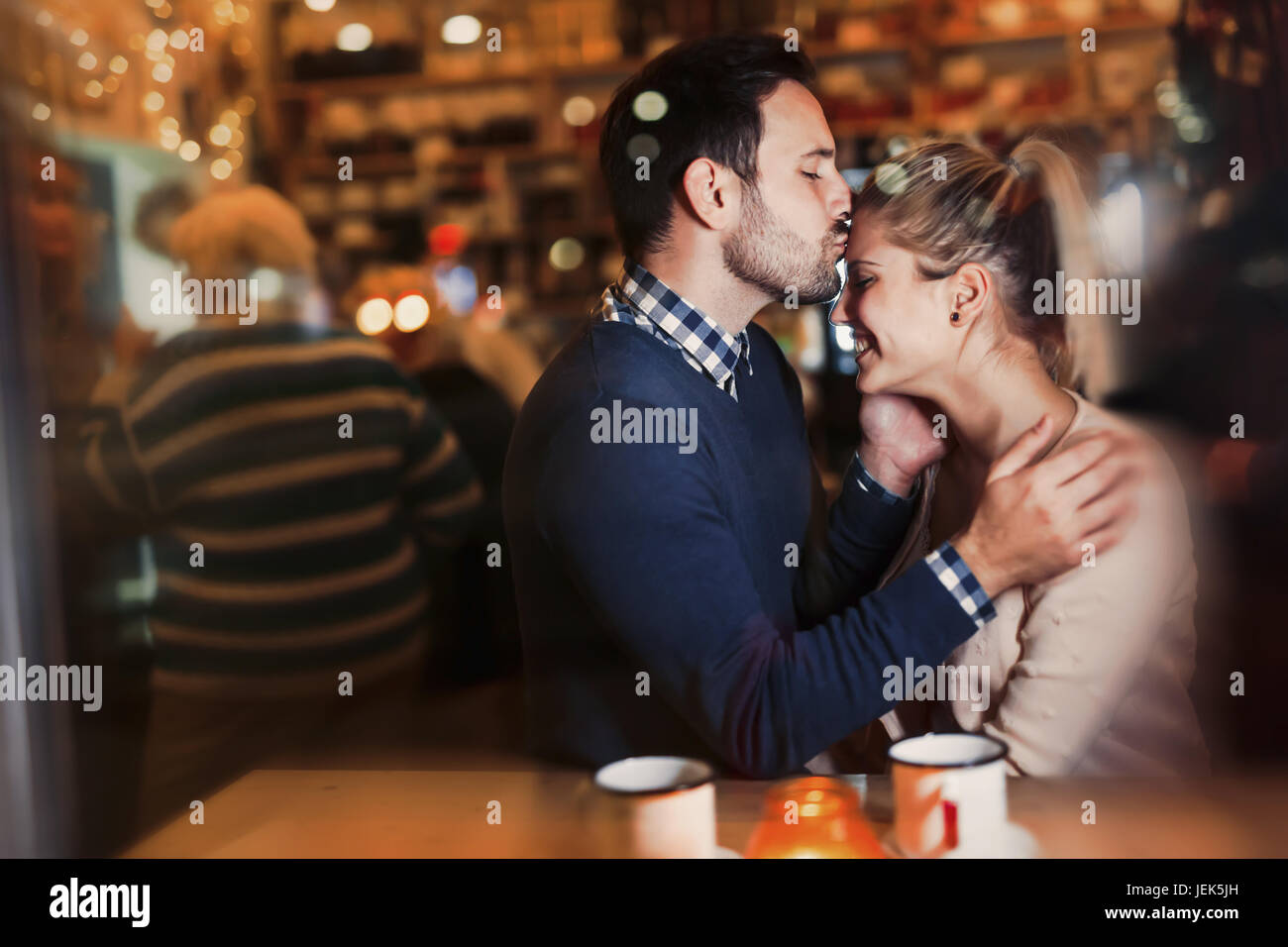 Gerne attraktive Paar Küssen an der Bar Datum in Stockfoto