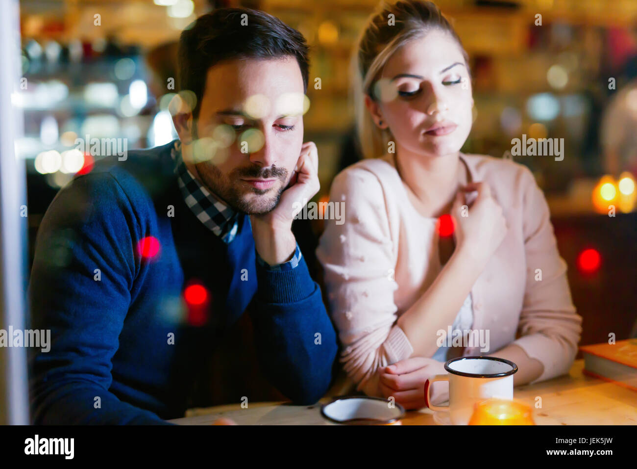 Traurig Paar in Konflikt und Beziehung Probleme beim Sitzen in der Bar Stockfoto