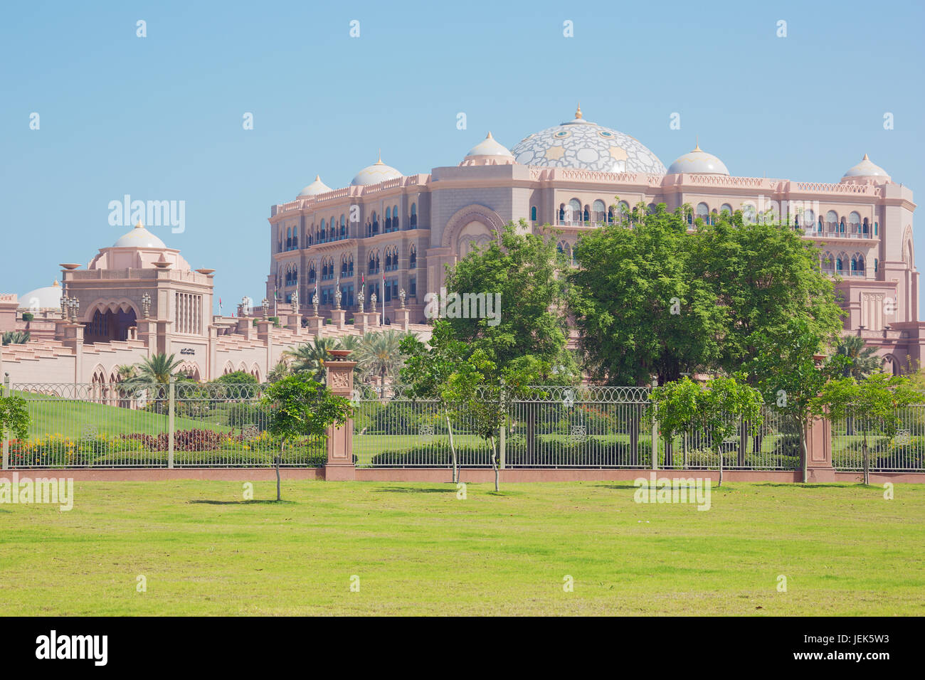 Editorial: ABU DHABI, UNITED ARAB EMIRATES, 17. April 2017 - Blick auf das Emirates Palace Hotel in Abu Dhabi Stockfoto