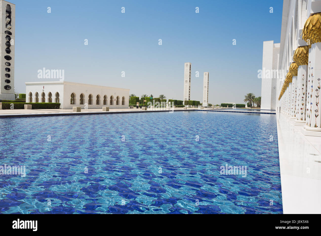 Wasser-Spiegel der Sheikh-Zayed-Moschee in Abu Dhabi, gesehen vom Eingang Stockfoto