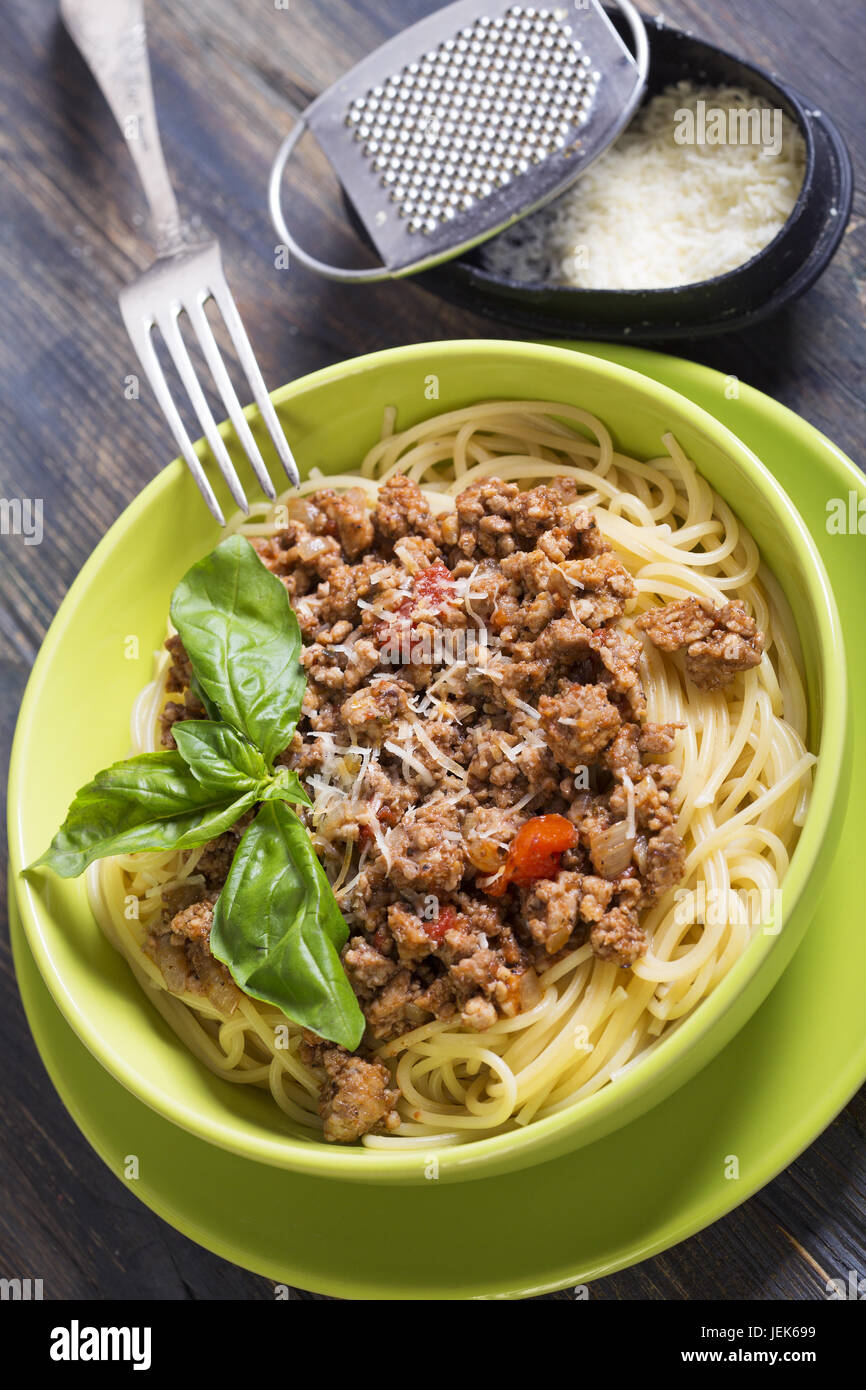 Spaghetti mit Bolognese-Sauce und Parmesan. Stockfoto