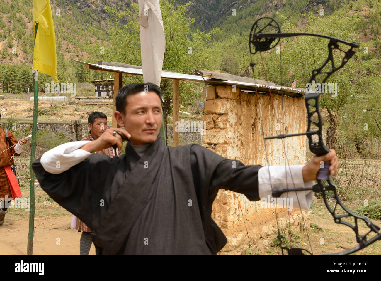 Mann, die nationale Sportart Bogenschießen, Thimphu, Bhutan, Asien Stockfoto