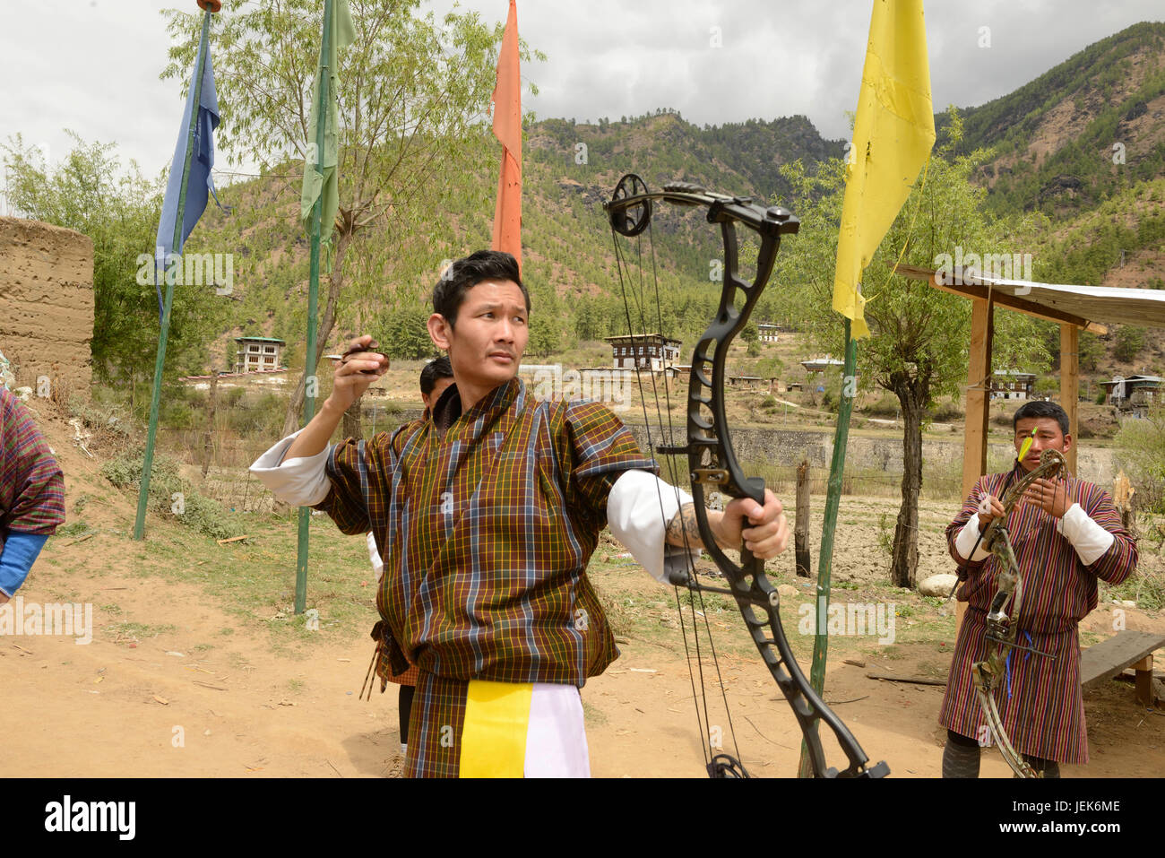 Mann, die nationale Sportart Bogenschießen, Thimphu, Bhutan, Asien Stockfoto