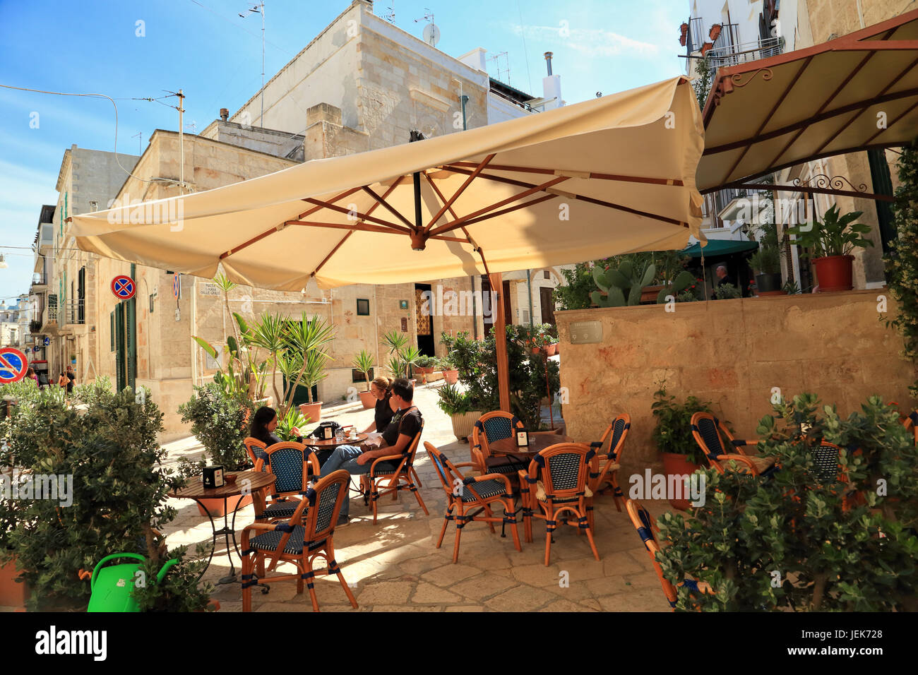 Polignano a Mare. Wein bar Cafe La Cueva Café. Apulien, Süditalien/Apulien, Italien Stockfoto