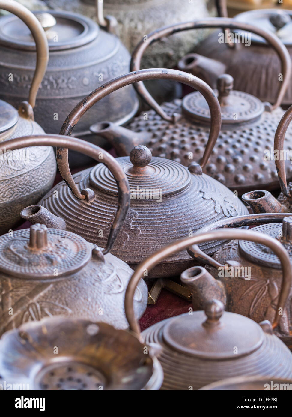 PEKING-29. MAI 2016. Sammlung Wasserkocher auf dem Panjiayuan Markt, dem größten Markt für Antiquitäten, Kunsthandwerk, Sammlerstücke und Dekorationen in China. Stockfoto