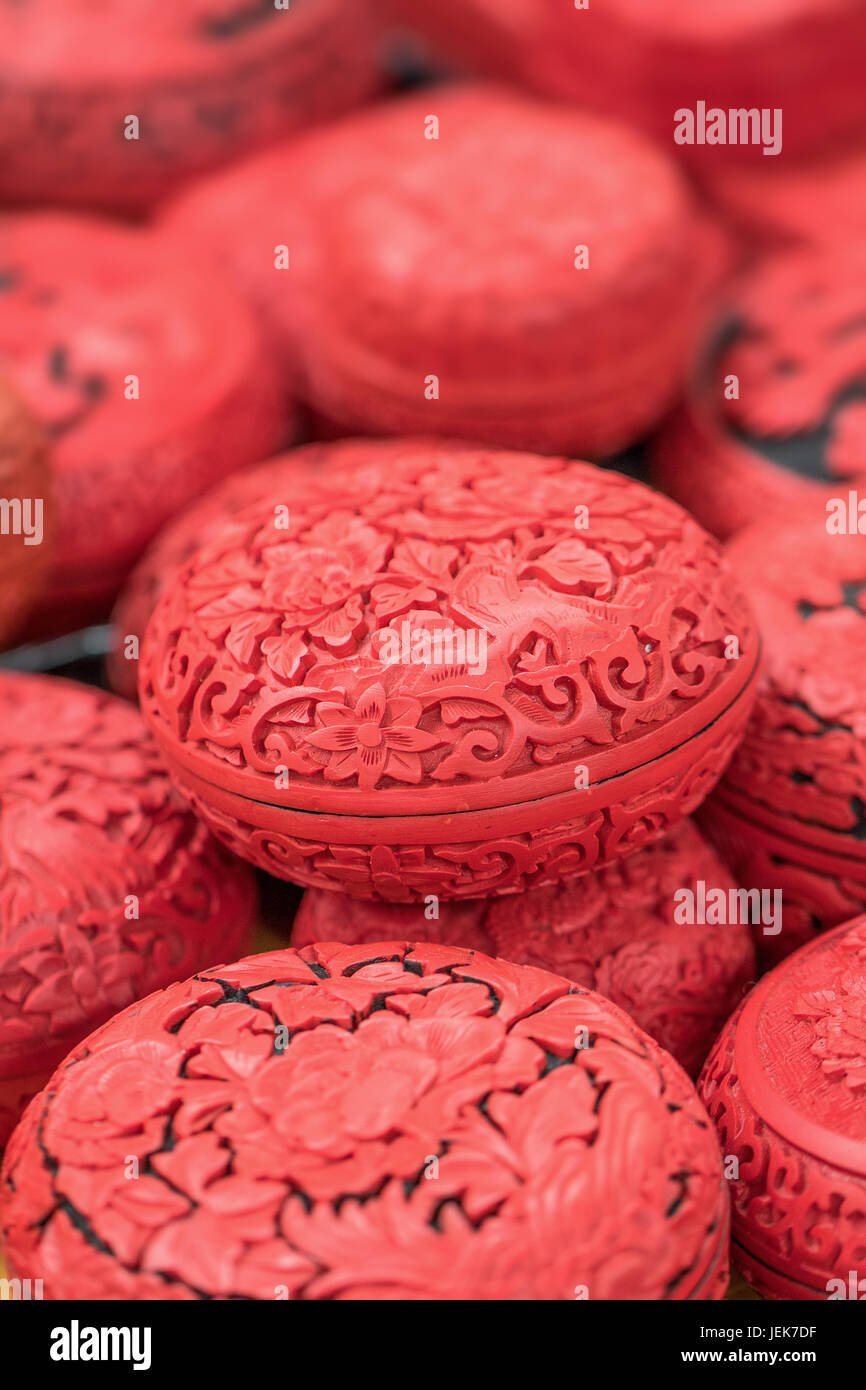 Eingravierte eiförmige rote Kästchen, ausgestellt auf dem Flohmarkt Panjiayuan, Peking, China Stockfoto