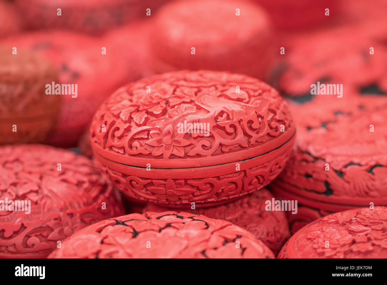 Eingravierte eiförmige rote Kästchen, ausgestellt auf dem Flohmarkt Panjiayuan, Peking, China Stockfoto