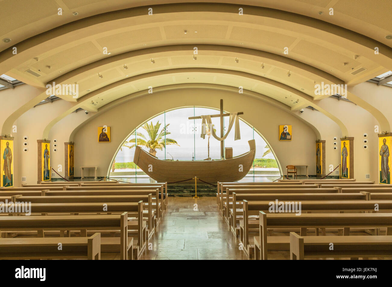 Nachbau des Jesu Boot in Magdala-Kirche in der Mitte von Magdala Spiritualität, Migdal, auf dem See Genezareth, Israel. Stockfoto