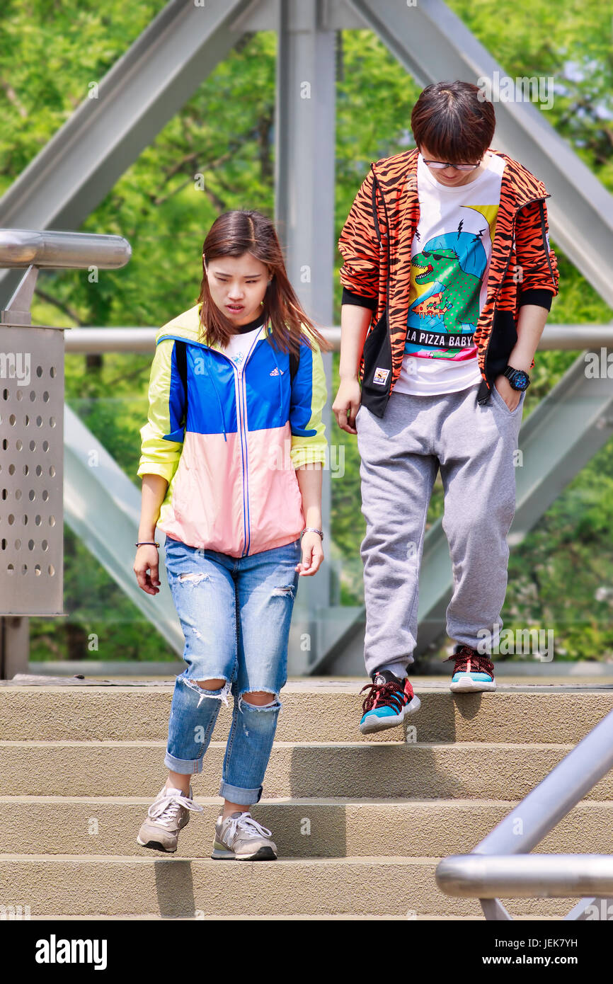 PEKING, 28. APRIL 2016. Modische Jugendliche auf der Treppe. Chinesische Jugendliche sehen Mode als einen Weg, um Sehnsüchte und Identität zu reflektieren. Stockfoto