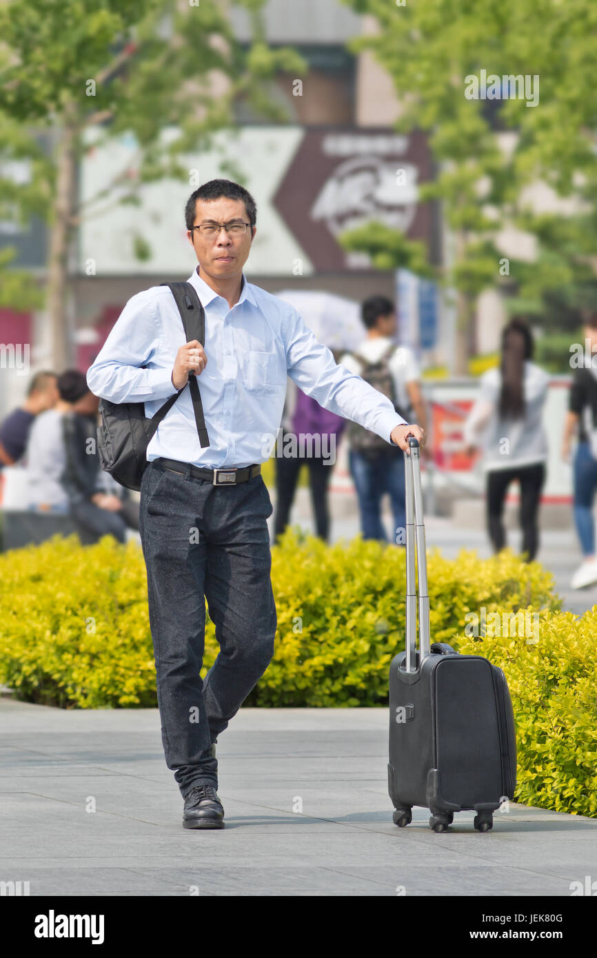 PEKING, 28. APRIL 2016. Pendler in der Innenstadt von Peking. Die Einwohner von Peking haben eine durchschnittliche tägliche Pendelzeit von 52 Minuten zur Arbeit. Stockfoto