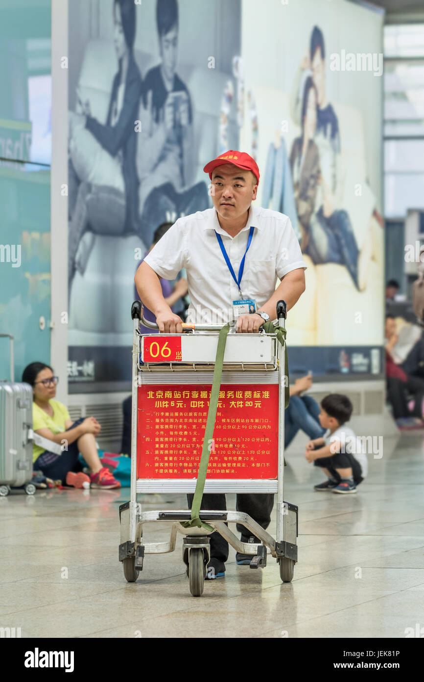 PEKING-21. MAI 2016. Bahnportier am Bahnhof Peking Süd, der größten Station der Stadt und einer der größten in Asien. Stockfoto