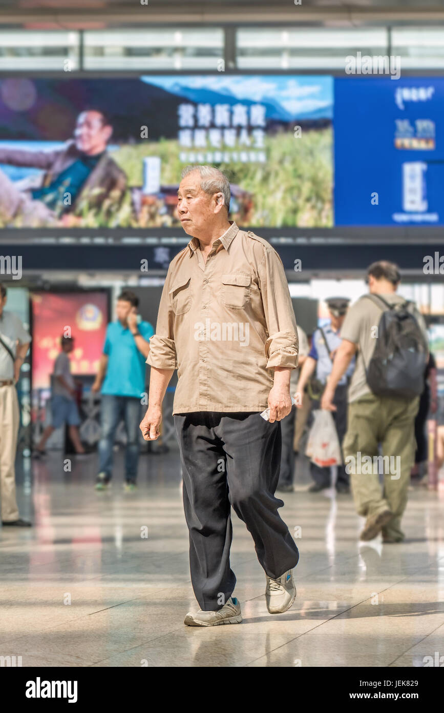 PEKING-21. MAI 2016. Senior Reisende am Bahnhof Peking Süd, der Stadt größten Bahnhof und einer der größten in Asien. Stockfoto