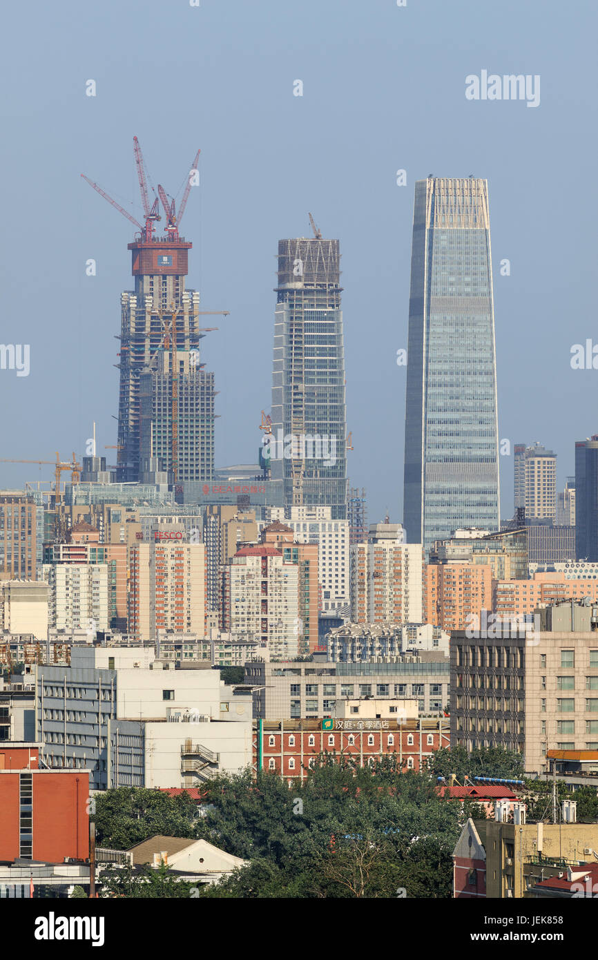 PEKING, 26. JULI 2016. Hochhäuser in Peking CBD: China World Trade Center Tower 3, 330m, China Zun Tower, 528m (im Bau). Stockfoto
