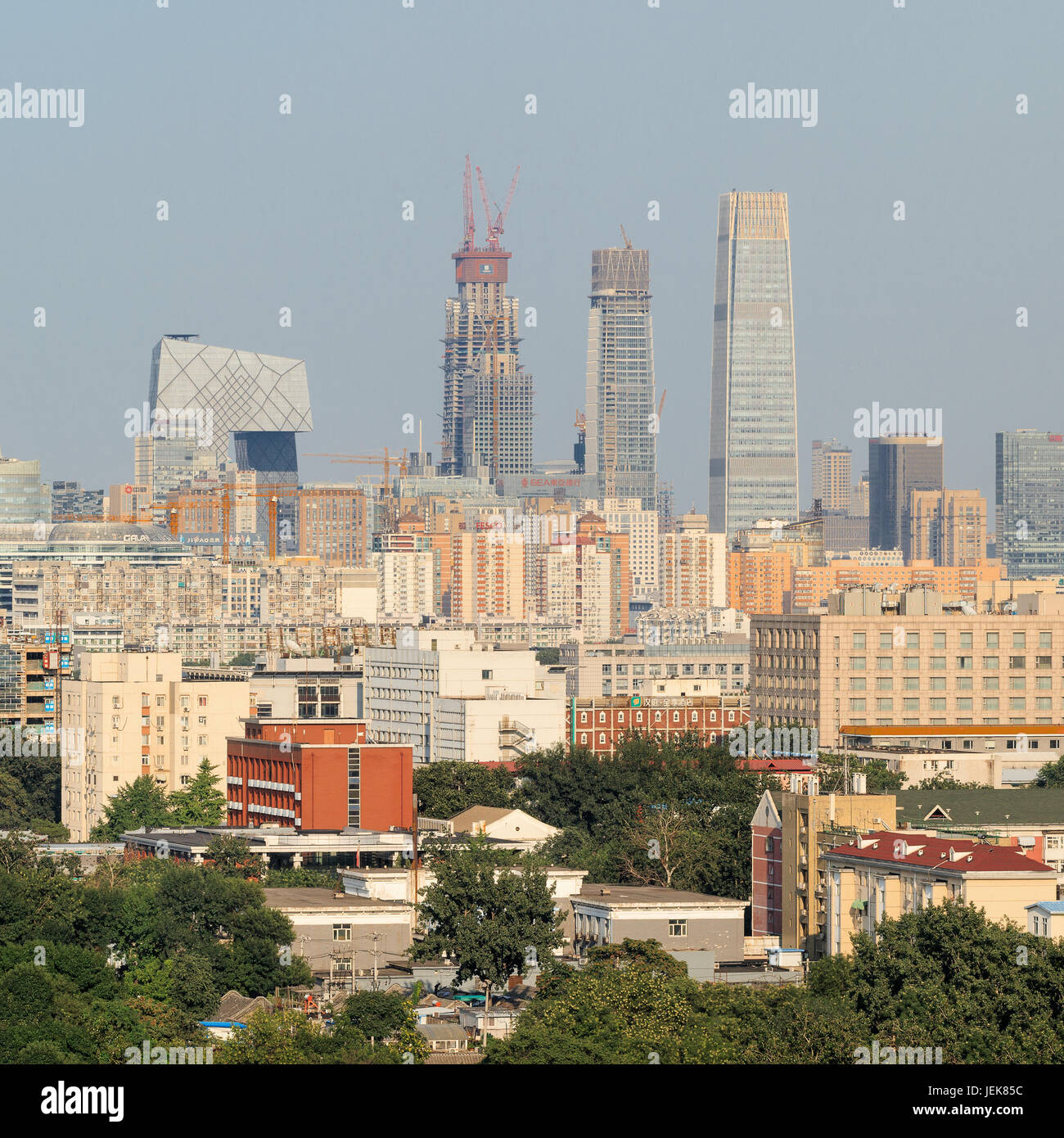 PEKING, 26. JULI 2016. Hochhäuser in Peking CBD: China World Trade Center Tower 3, 330m, China Zun Tower, 528m (im Bau). Stockfoto