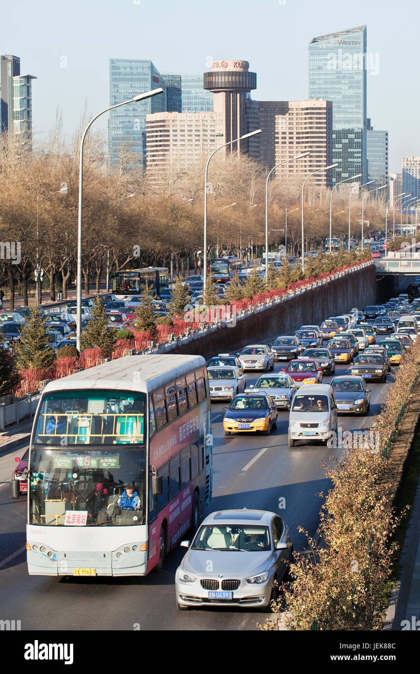 PEKING – DEZ. 14, 2011. Verkehrsreiche 3. Ringstraße Peking. Die 3rd Ring Road liegt 5 KM vom Stadtzentrum entfernt und führt durch Wohn- und Geschäftszonen. Stockfoto