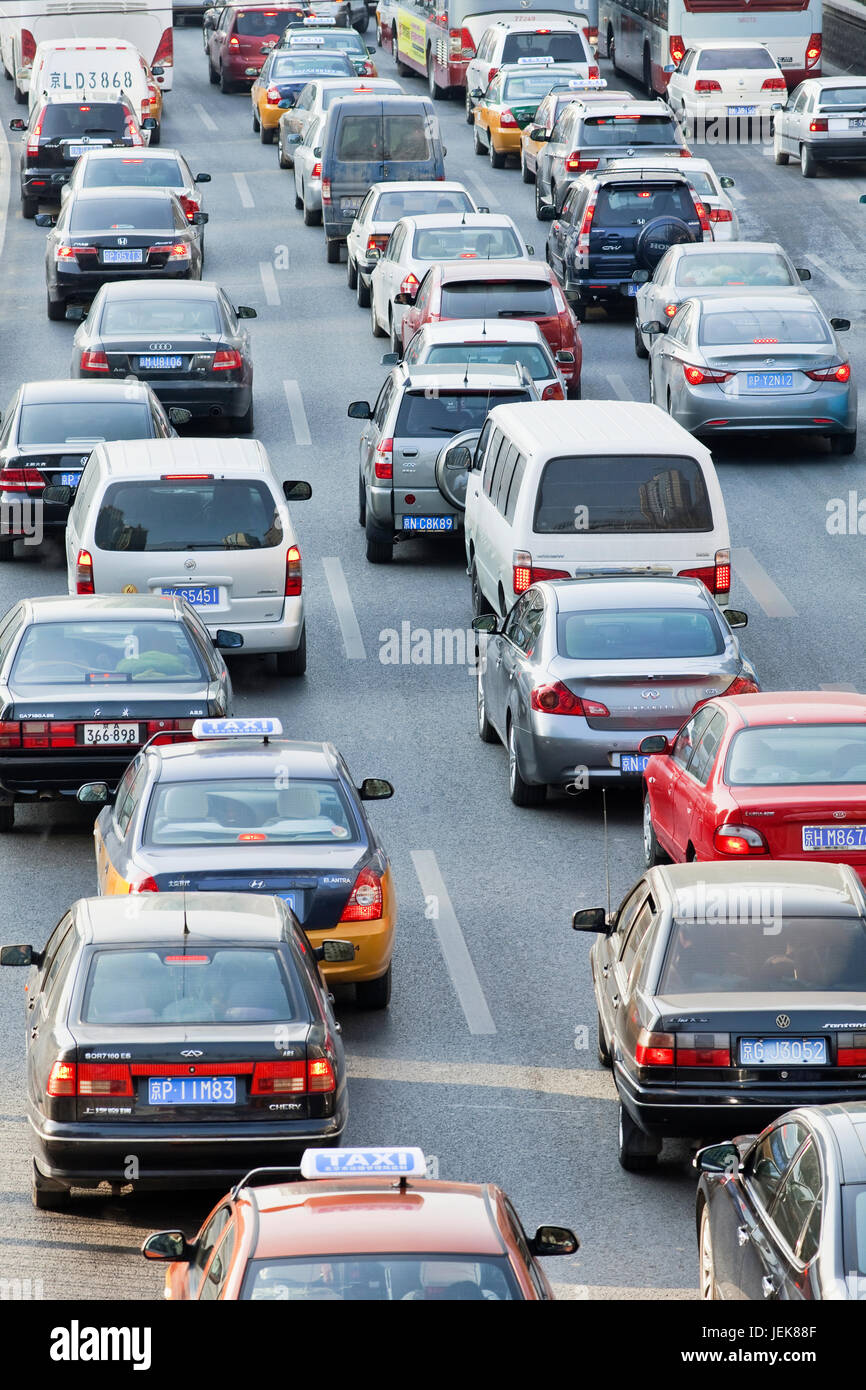 PEKING - DEZ. 19, 2011. Tägliche Staus in Peking am 19. Dezember 2011. Auf den Straßen Pekings gibt es bereits 4.7 Millionen Autos. Stockfoto