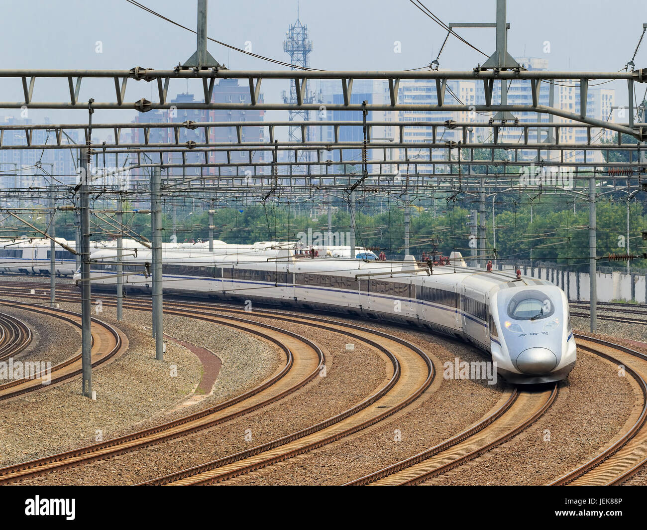 PEKING, 5. JUNI 2016. Der Hochgeschwindigkeitszug fährt von Peking ab. In den vergangenen 10 Jahren baute China 20.000 km Hochgeschwindigkeitsstrecke, 20 städtische öffentliche Verkehrsmittel. Stockfoto
