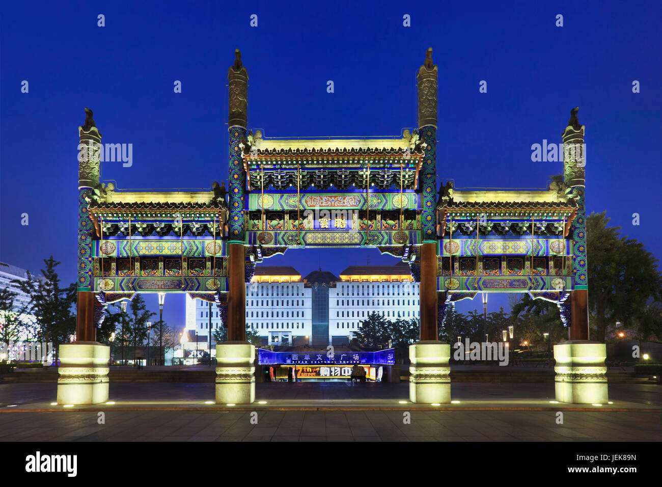 PEKING-APRIL 24. Xidan Kulturplatz bei Nacht. Mit 32,000 qm ist dieser Platz der größte Veranstaltungsort für kulturelle Veranstaltungen in der Innenstadt von Peking. Stockfoto