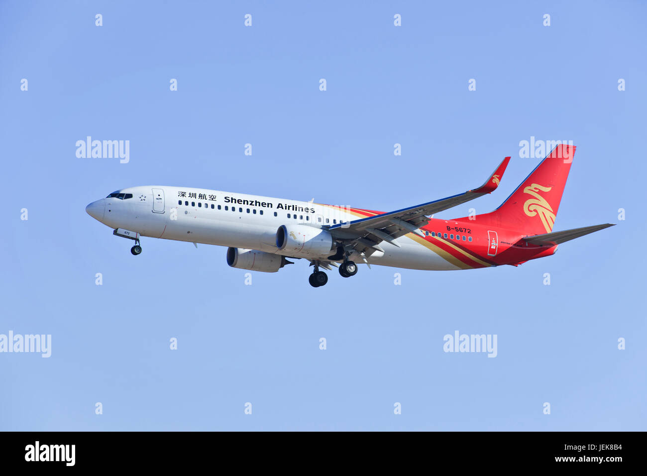 PEKING-DEZ. 9. Boeing 737-87L, B-5672 Shenzhen Airlines. Boeing 737 ist ein zweimotoriger Schmalkörper-Jet-Passagierflugzeug für kurze bis mittlere Reichweitenbereiche. Stockfoto