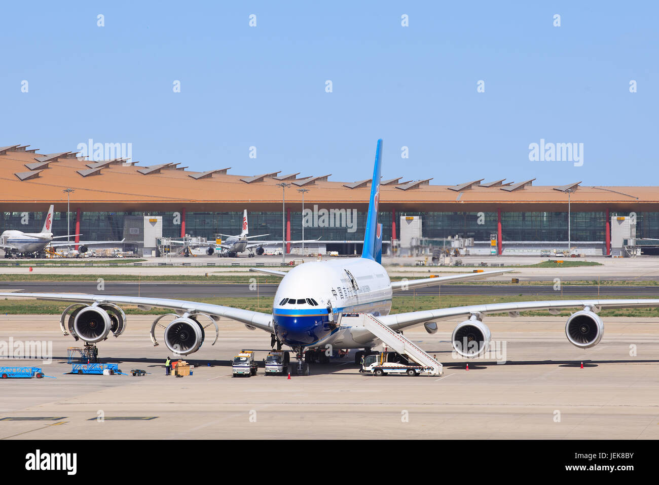 PEKING-11. MAI 2013. Airbus A380-861 am Flughafen Beijing Capital. Der Airbus ist ein viermotoriger Doppeldeck-Jet-Passagierflugzeug mit breitem Körper. Stockfoto
