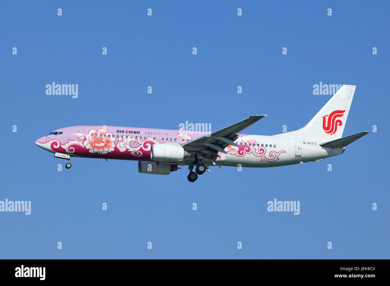 PEKING, 5. JULI. Air China Boeing 737-86N, B-5177 Landung. Boeing 737 ist ein zweimotoriger Schmalkörper-Jet-Passagierflugzeug für kurze bis mittlere Reichweitenbereiche. Stockfoto