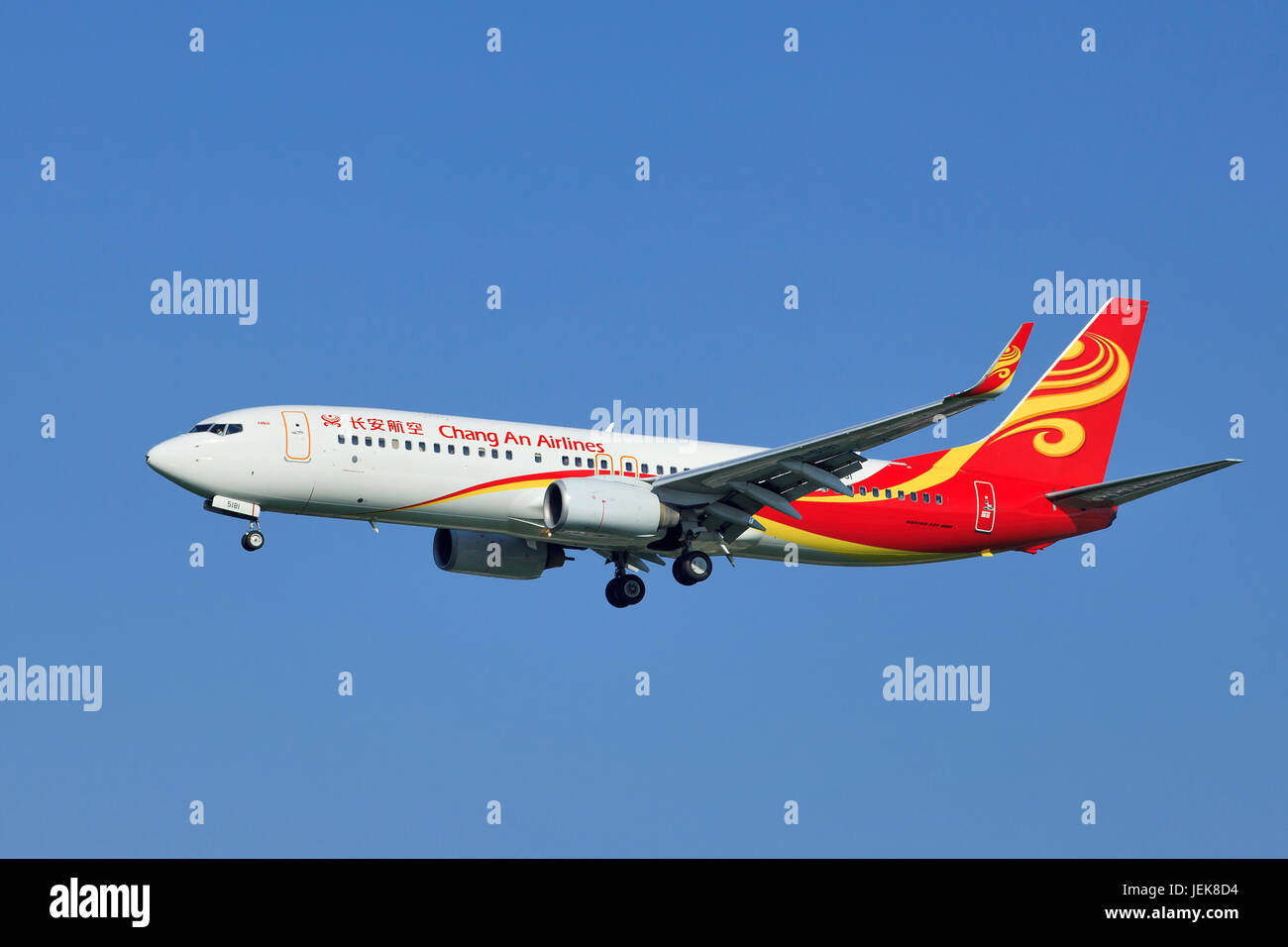 PEKING, 5. JULI. Chang an Airlines Boeing 737-8FH(WL) Landung. Boeing 737 ist ein Zweimotorjet mit kurzer bis mittlerer Reichweite. Stockfoto
