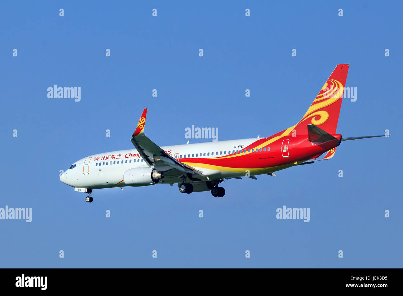 PEKING, 5. JULI. Chang an Airlines Boeing 737-8FH(WL) Landung. Boeing 737 ist ein Zweimotorjet mit kurzer bis mittlerer Reichweite. Stockfoto