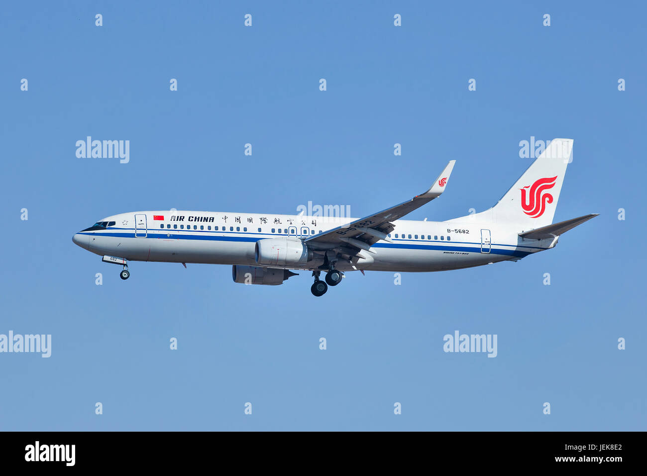 PEKING BIS 6. MÄRZ 2014. B-5682 Boeing 737-800 landet auf dem Flughafen Beijing Capital. Das Flugzeug wird seit 1996 von Boeing produziert. Stockfoto