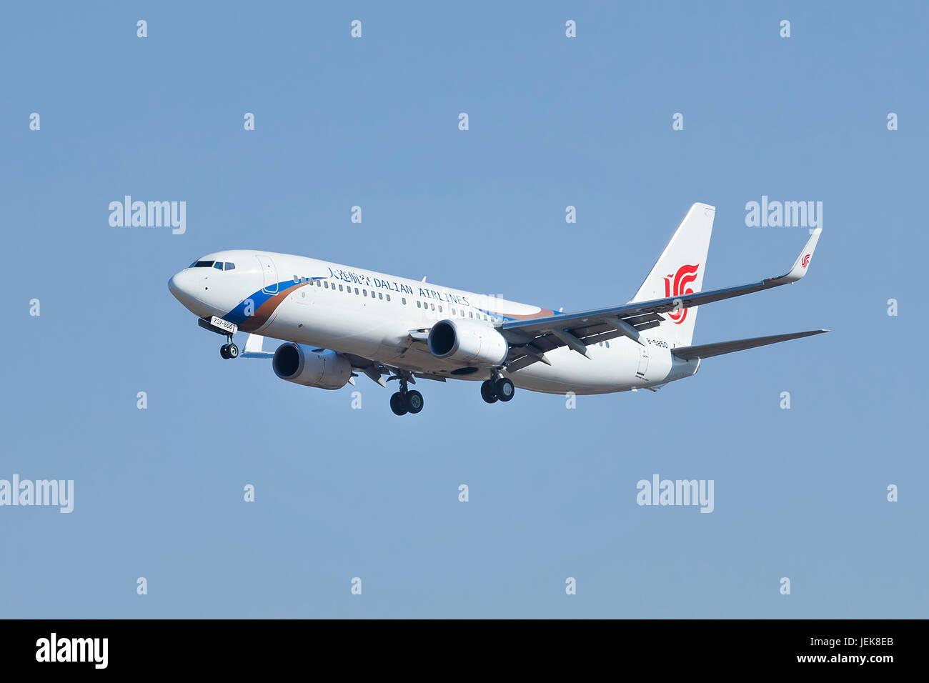 PEKING BIS 6. MÄRZ 2014. Dalian Airlines B-5850 Boeiing 737-89L Landung in Peking. Das Flugzeug wird seit 1996 von Boeing produziert. Stockfoto
