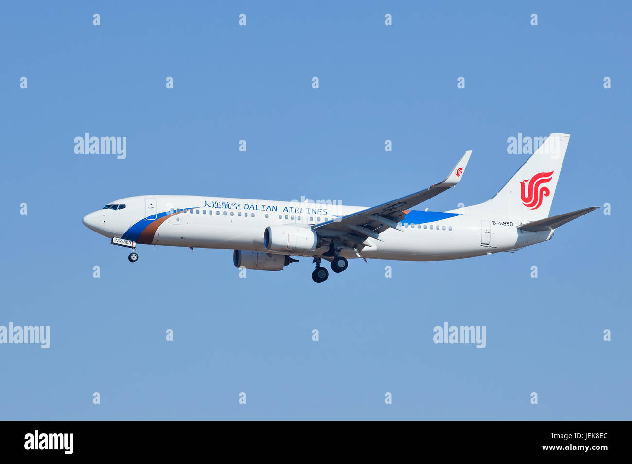 PEKING BIS 6. MÄRZ 2014. Dalian Airlines B-5850 Boeiing 737-89L Landung in Peking. Das Flugzeug wird seit 1996 von Boeing produziert. Stockfoto