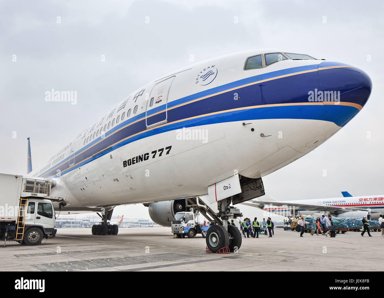 PEKING, 6. MAI 2014. Boeing 777 am Flughafen Beijing Capital. Triple Seven ist der weltweit größte Twin-Jet mit einer Kapazität von 314 bis 451 Passagieren. Stockfoto