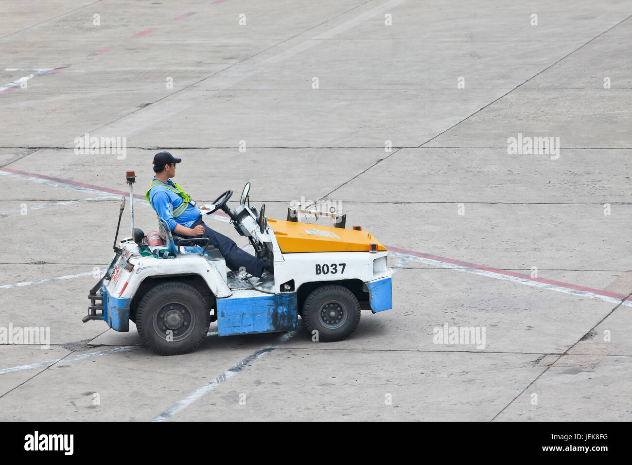PEKING-MAI 23. 2014. Nissan Schlepper für Dolly Transport auf Beijing Airport. Geschwindigkeit, Effizienz und Genauigkeit sind für die Bodenbearbeitung von entscheidender Bedeutung. Stockfoto