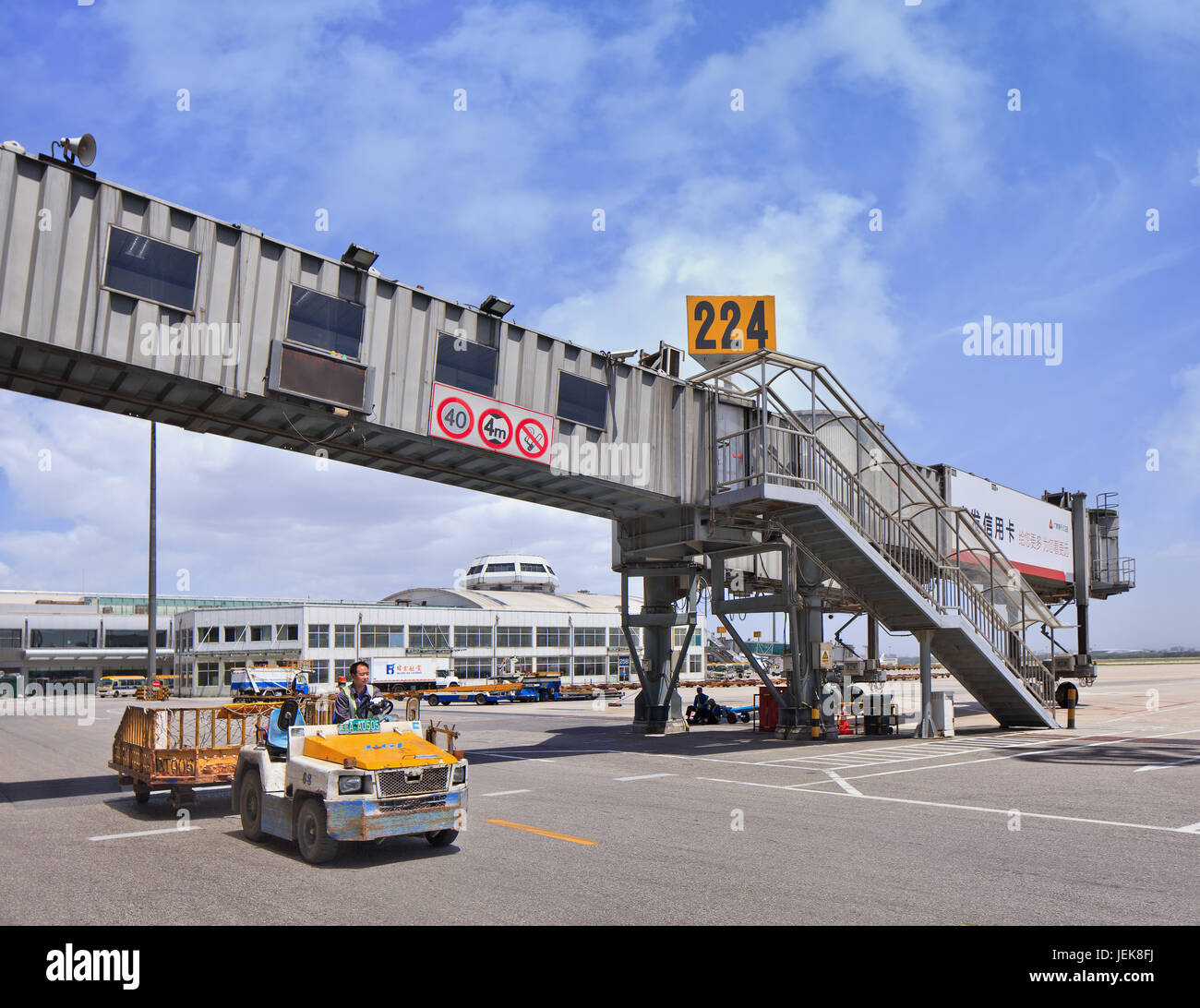 PEKING-MAI 27. 2014. Bordbrücke mit Schlepper auf dem Flughafen Peking. Geschwindigkeit, Effizienz und Genauigkeit sind bei Bodenabfertigungsdiensten von entscheidender Bedeutung. Stockfoto