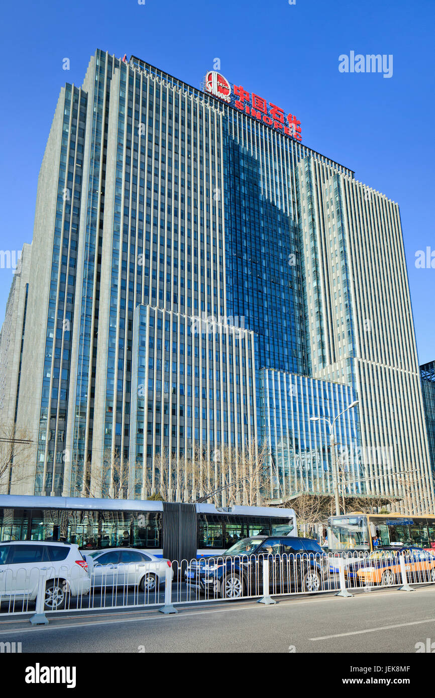 PEKING, 14. MÄRZ 2014. Sinopec Hauptsitz im Bezirk Chaoyang. Es ist eines der größten Mineralölunternehmen in China. Stockfoto