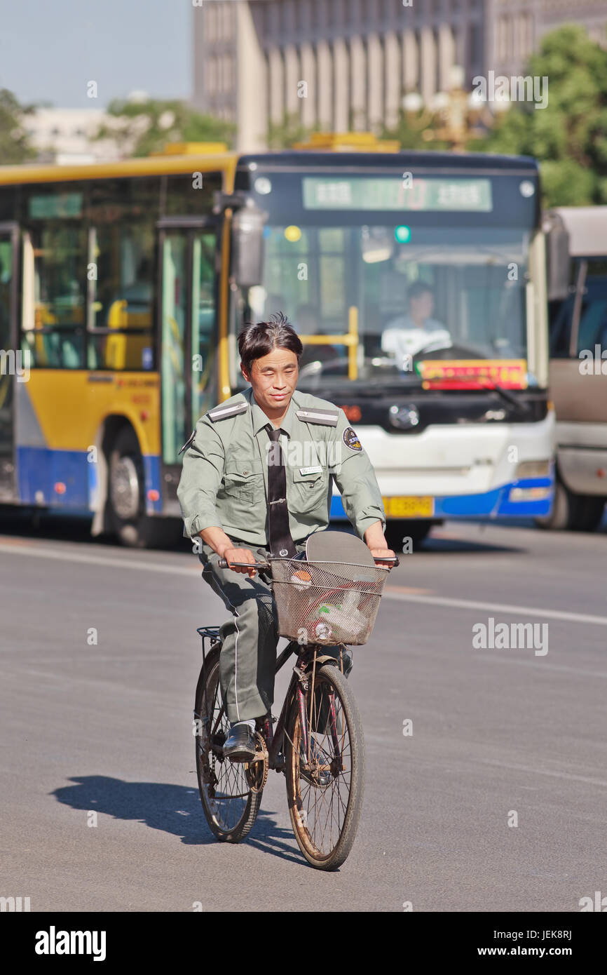 PEKING-29. MAI 2013. Sicherheitswächter auf einem Fahrrad. Die Regierung gab bekannt, dass das durchschnittliche Gehalt in Peking 6,463 Yuan pro Monat erreichte. Stockfoto
