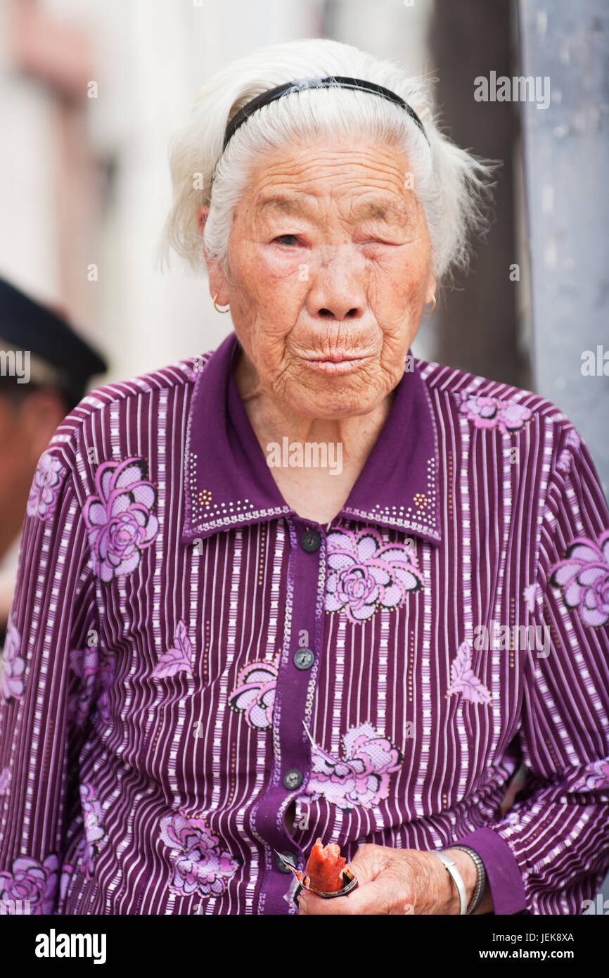 PEKING, 1. JUNI 2015. Weißhaarige alte Frauen. Die ältere Bevölkerung (60 oder älter) in China ist etwa 128 Millionen, einer von zehn Menschen. Stockfoto