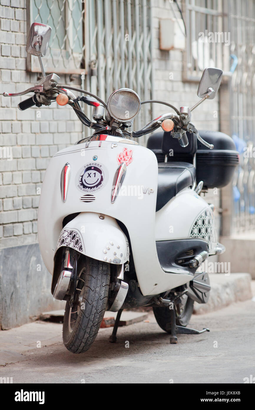 PEKING, 1. JUNI 2015. E-Bike im Retro-Design. Schätzungsweise 200 Millionen Chinesen nutzen heute E-Bikes, 1,000-fach mehr als vor 15 Jahren. Stockfoto