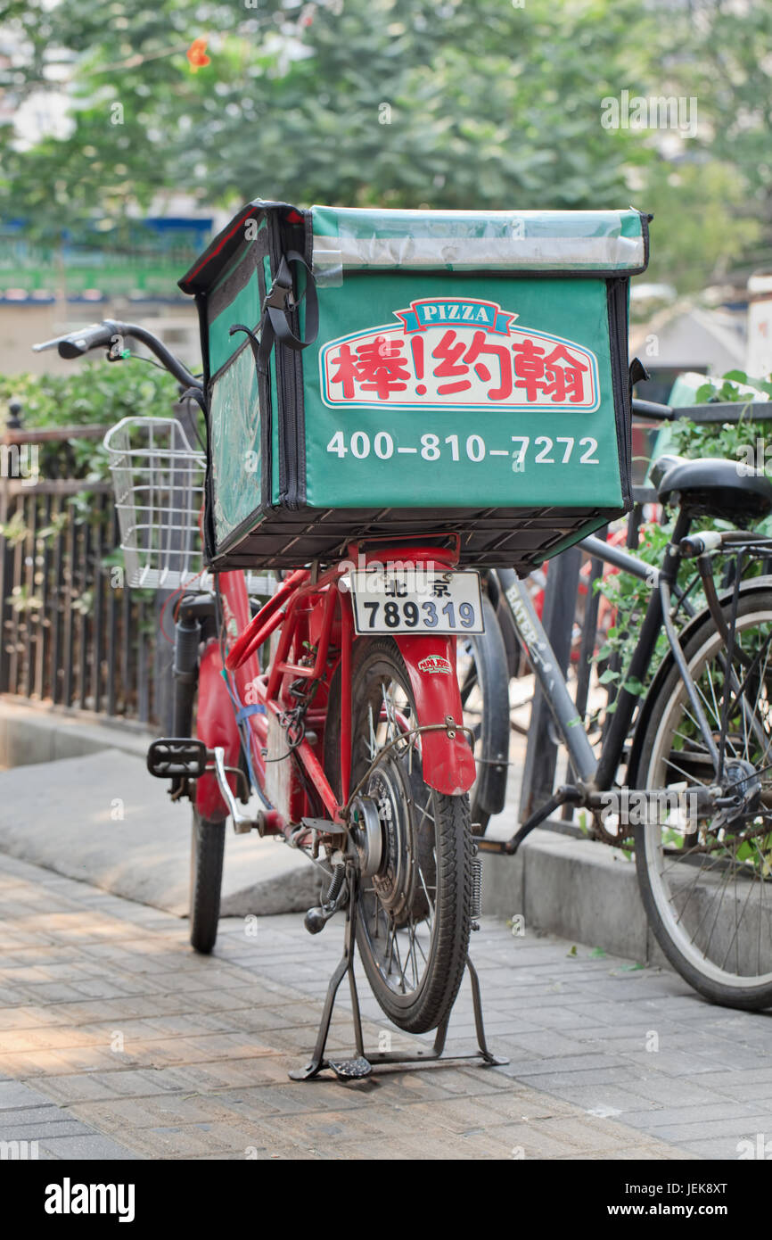 PEKING, 16. JUNI 2015. Papa john's Pizza Delivery Bike. Es gab 183 Papa John's Pizza Restaurants Franchise-und 49 Unternehmen im Besitz. Stockfoto
