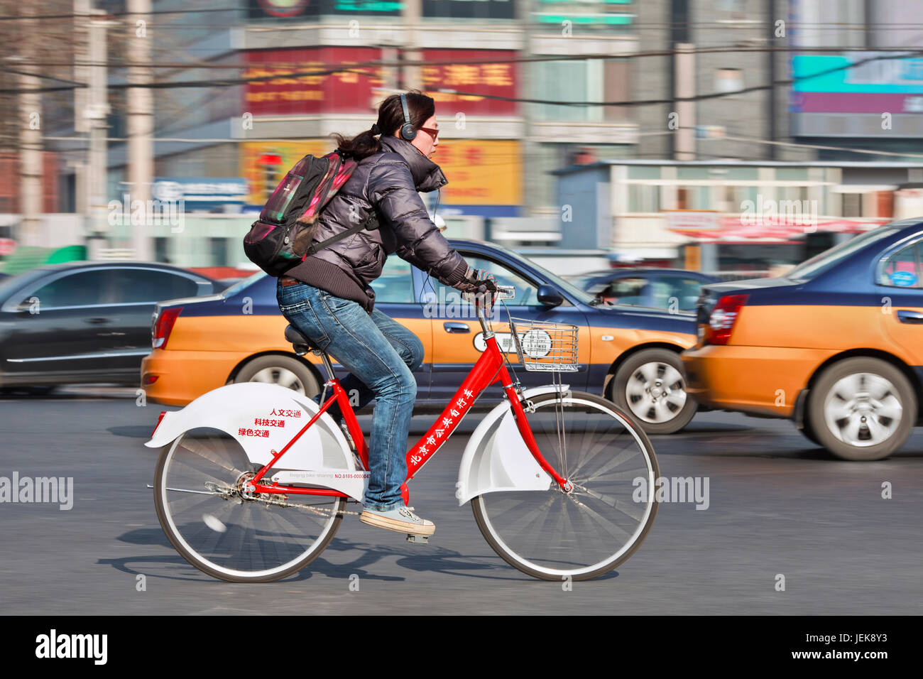 PEKING-DEZ. 12. Mädchen auf einem Leihfahrrad. Öffentlicher Radservice wird auf alle Bezirke von Peking ausgedehnt, 50,000 Fahrräder werden genutzt. Stockfoto