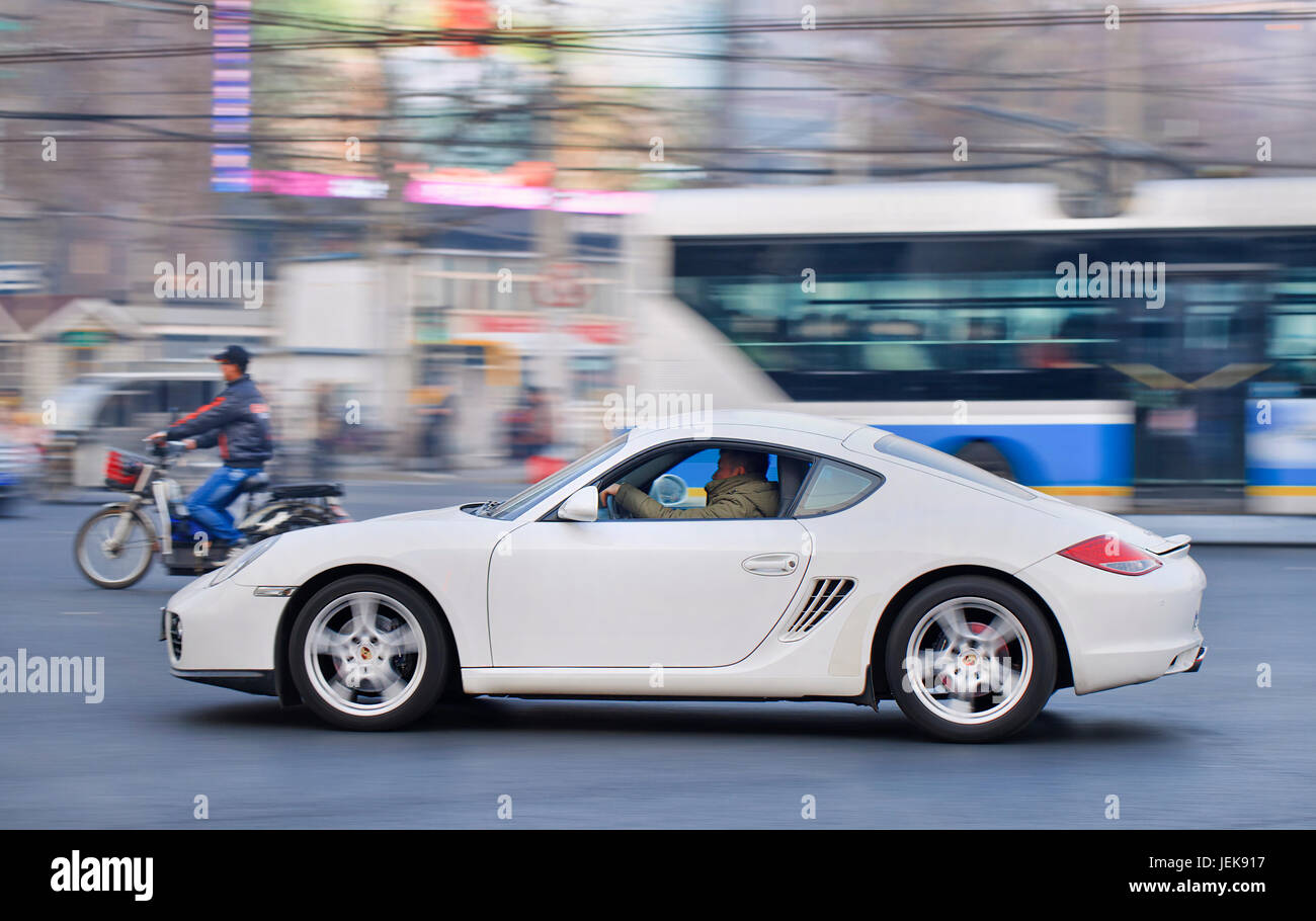 PEKING-DEZ. 6. Porsche Cayman. China ist nach den USA der zweitgrößte Markt von Porsche. Porsche erwartet, dass der Umsatz weiter wachsen wird. Stockfoto