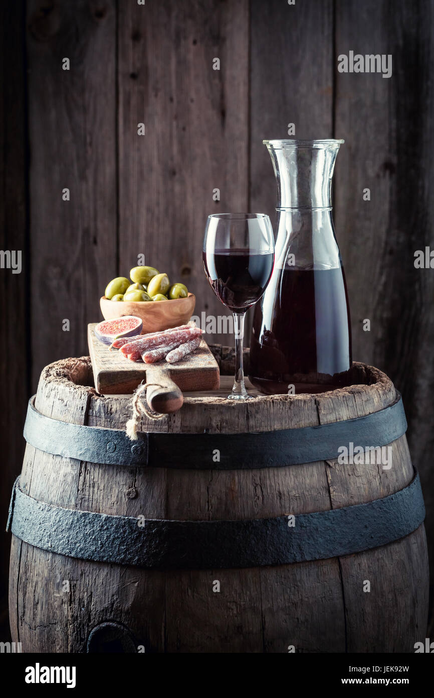 Rotwein mit Oliven und Aufschnitt Stockfoto