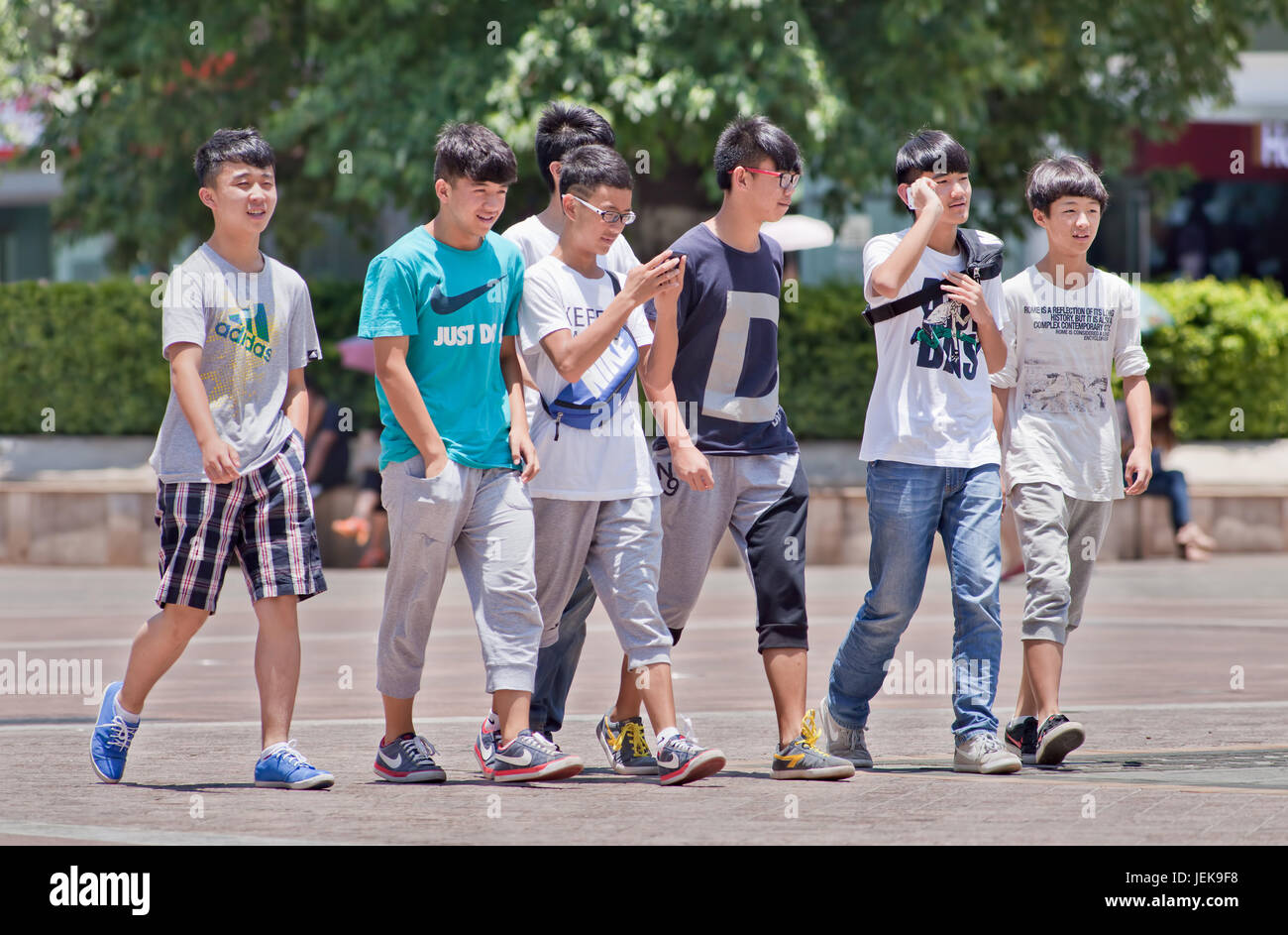 KUNMING-JULI 10, 2014. Modische Jugendliche in der Innenstadt. Die erste Generation ein-Kind-Politik Verbraucher haben gegenüber shopping-Gewohnheiten von Eltern. Stockfoto