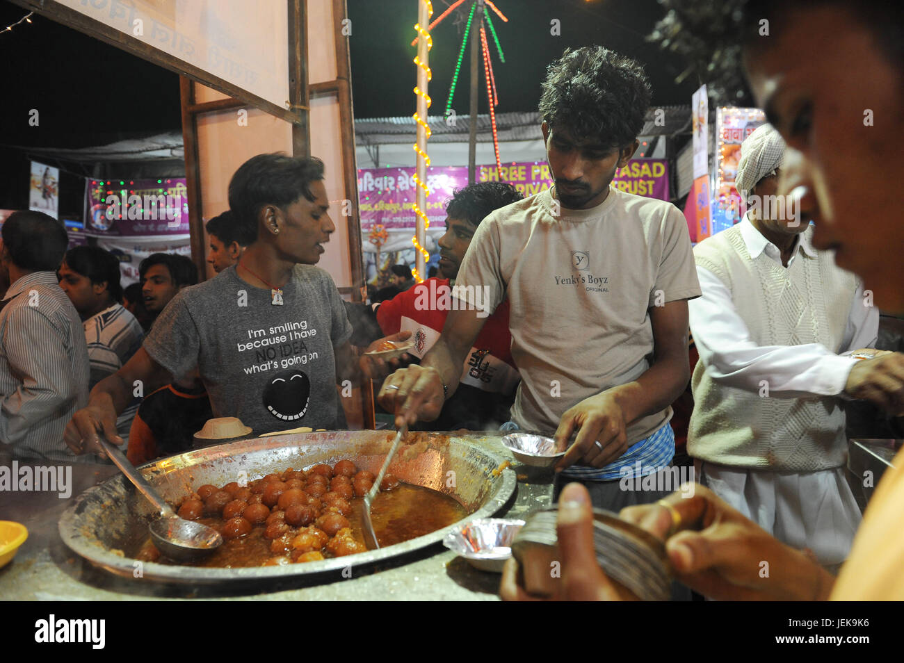 Gulab Jamun Sweet Vendor, Srinagar, Jammu und Kaschmir, Indien, Asien Stockfoto