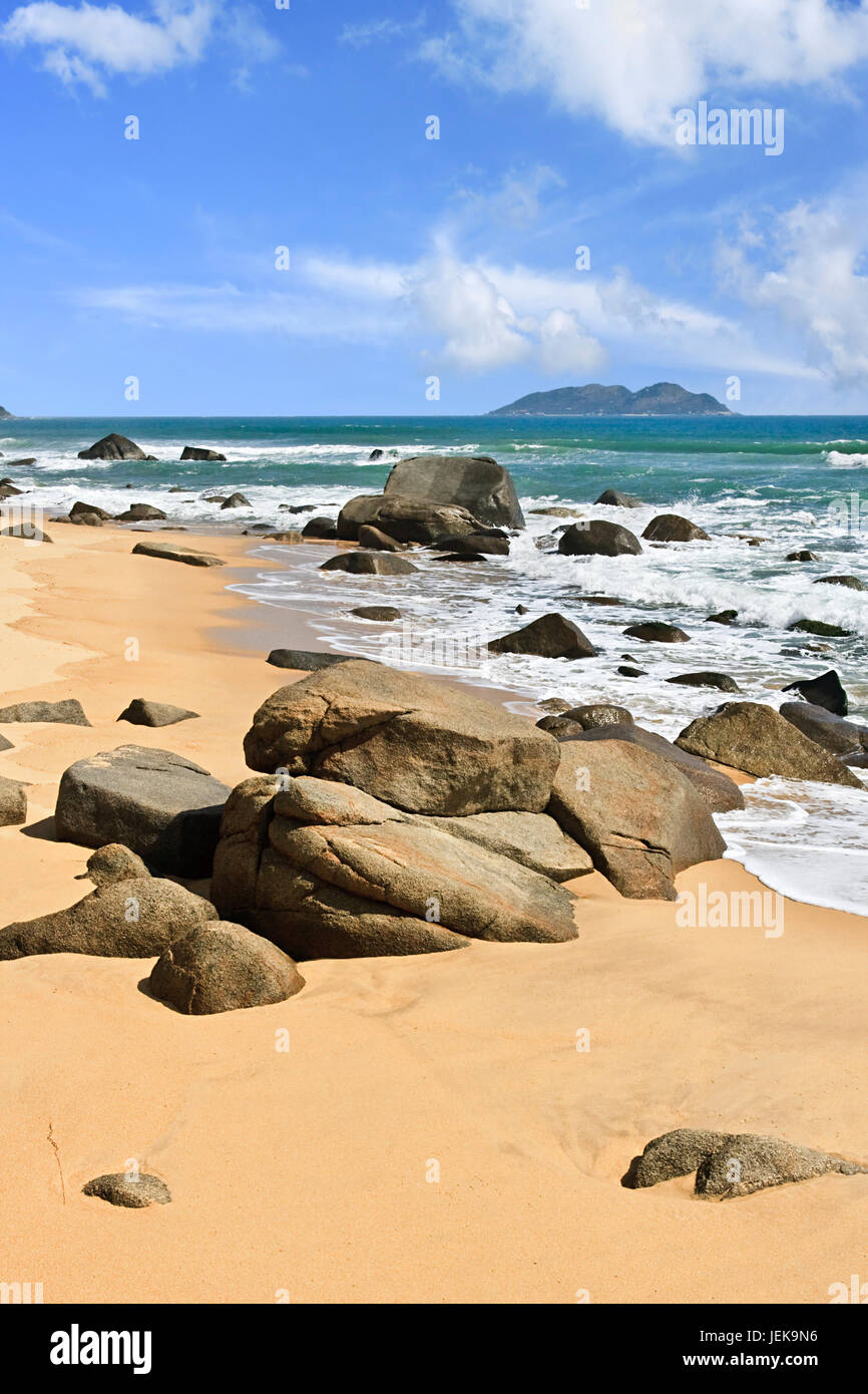 Tropischer Strand mit Felsen in Sanya, Insel Hainan, China Stockfoto