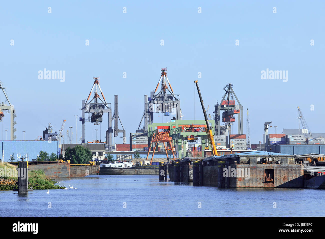 ROTTERDAM-AUG. 10, 2012. Container-Terminal am 10. August 2012 in Rotterdam. Der Hafen von Rotterdam Niederlande ist der größte Hafen Europas. Stockfoto