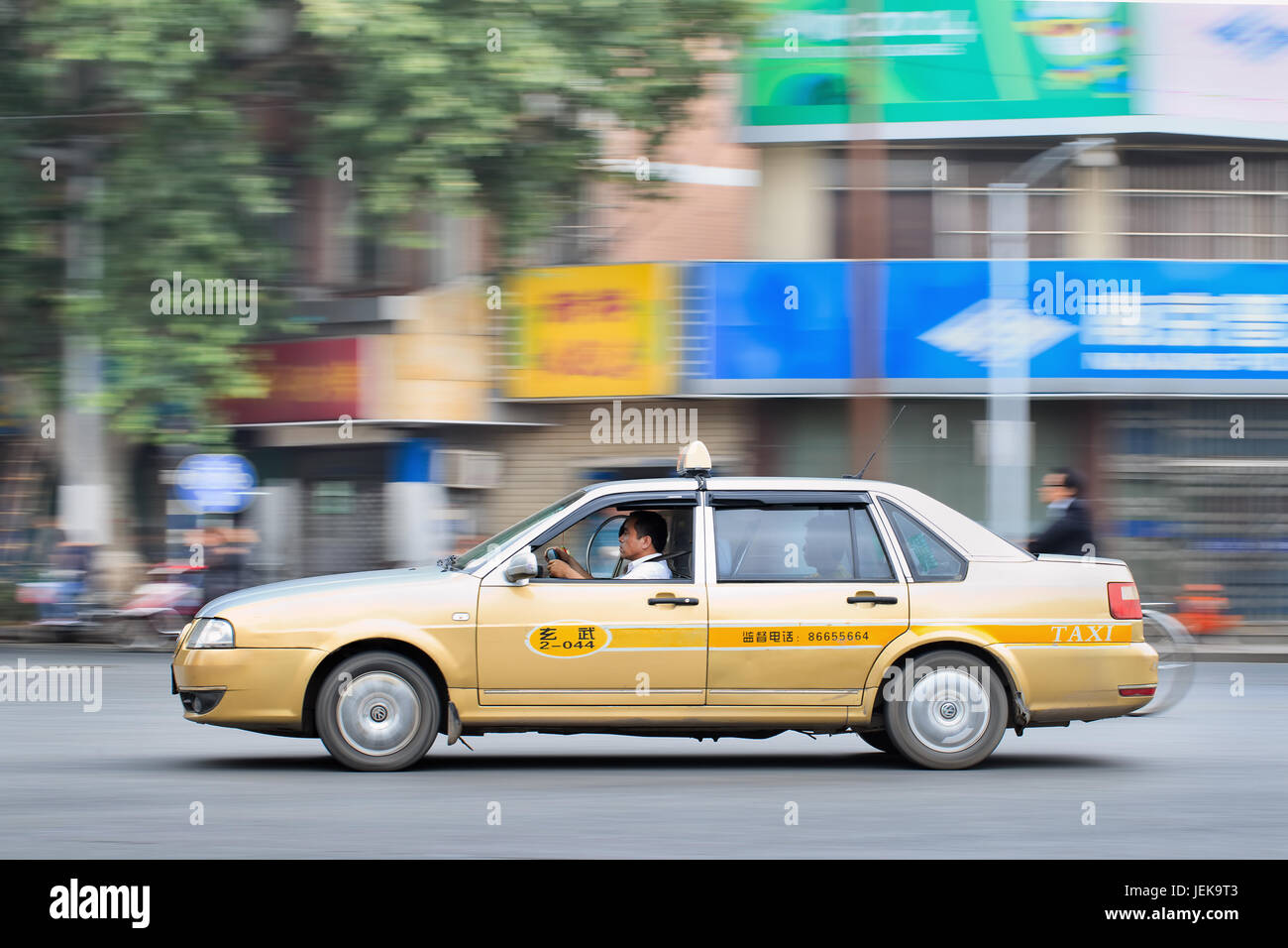 NANJING - 25. MAI 2014. VW Santana Taxi, eine 1981 vorgestellte Dreikasten-Limousine. Nachdem die europäische Produktion 1988 beendet war, wurde sie in China erfolgreich. Stockfoto