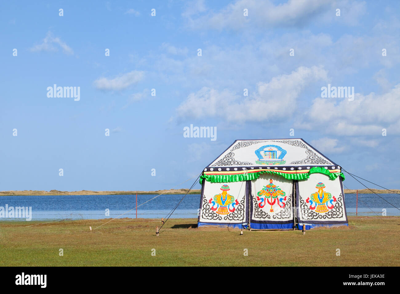 Bunt dekoriert tibetischen Zelt in der Nähe von Qinghai-See Stockfoto